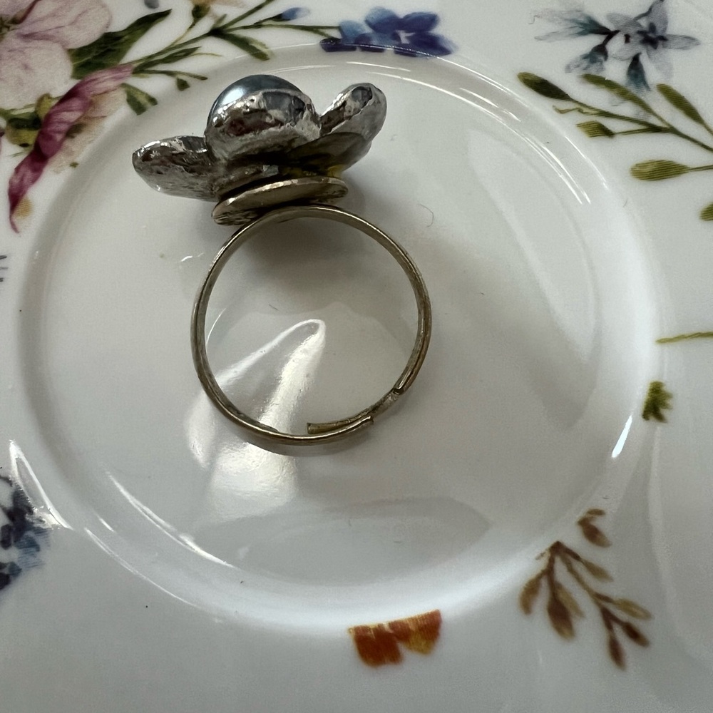 Elegant Silver Flower Pearl Ring -adjustable - Picture 5 of 8